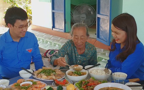Góc nhìn trưa nay | Ấm áp bữa cơm bên Mẹ Việt Nam Anh hùng