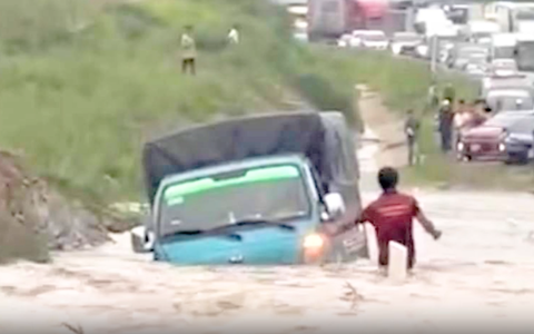 Ngập trên cao tốc Phan Thiết - Dầu Giây: Ai bồi thường cho chủ xe?