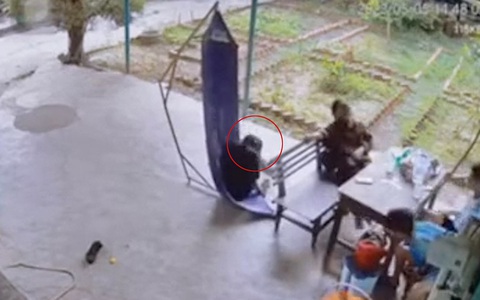 Cả nhà cười ngặt nghẽo khi thấy cô gái liên tục gặp sự cố