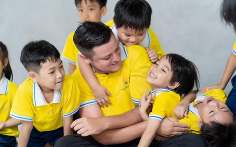 Bé dạn dĩ vào lớp 1 tại Trường Mầm non - Tiểu học Me Since 1988