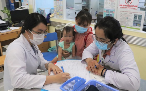 Chuyên gia hướng dẫn cách chăm sóc trẻ bị sốt tại nhà