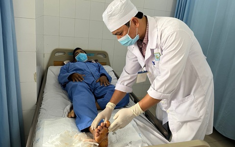 Nối bàn chân đứt lìa sau va chạm với xe chở sắt