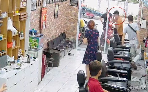 Cả tiệm cắt tóc giật mình khi chàng trai cụng đầu vào cửa kính
