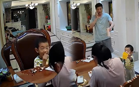 Bé trai có hành động ấm áp khi mẹ bị sặc thức ăn