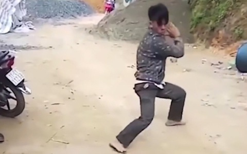 Thanh niên say rượu múa 'túy quyền' kiểu lì đòn