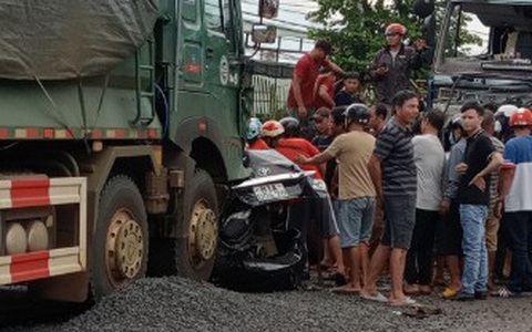 Xe con của CLB Hoàng Anh Gia Lai bị xe ben tông rồi đẩy vào xe tải ngược chiều