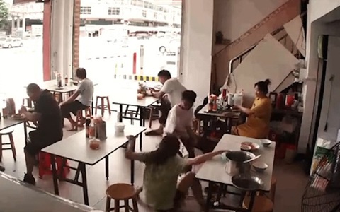 Chàng trai hắt xì hơi làm cô gái giật mình ngã ngửa