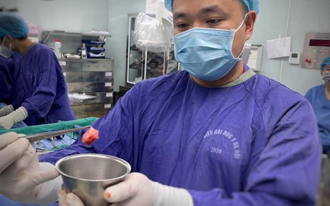 Đau lưng, liệt chân tưởng thoát vị đĩa đệm nào ngờ u cột sống