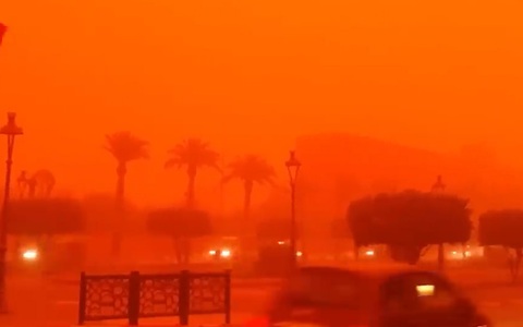 Bão cát nhuộm cam bầu trời Morocco