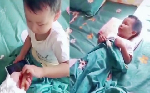 Bé trai vội cất điện thoại khi thấy mẹ đưa gậy 'đả cẩu bổng'