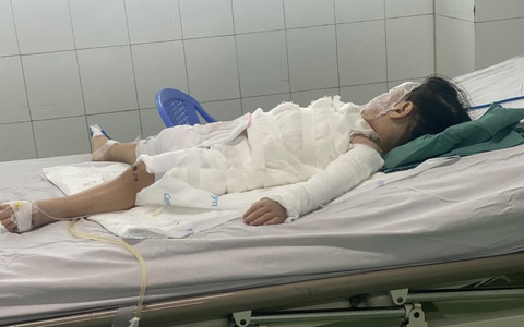 Bé 2 tuổi bị bỏng vì uống nước tẩy bồn cầu, do tưởng là... nước ngọt