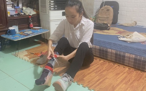 Cô sinh viên 25 tuổi và khát vọng đến giảng đường trên đôi chân không lành lặn