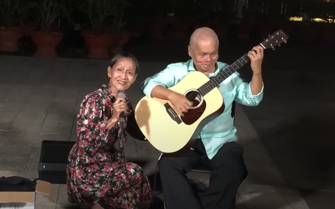 Ca sĩ Lệ Hằng cùng cây guitar mù Thanh Điền gây bão mạng
