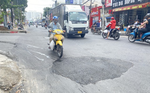 Lấp xong 'hố tử thần' đường Võ Văn Ngân, do cống ngầm bị hở mối nối