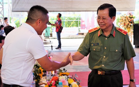 'Gương sáng phố phường' 2023: Vinh danh người hút đinh, dân phòng dũng cảm bắt cướp