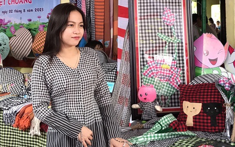 Nghề dệt choàng trăm tuổi Hồng Ngự là di sản quốc gia