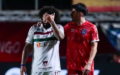 Marcelo bật khóc sau khi khiến đối thủ gãy chân kinh hoàng