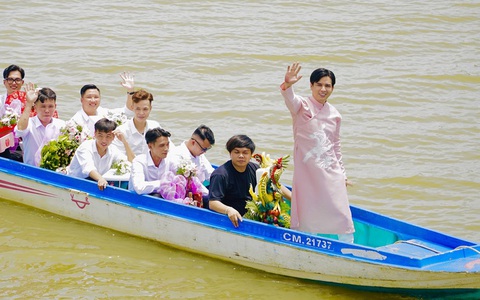Hồ Quang Hiếu 'chèo ghe' đi hỏi cưới Tuệ Như