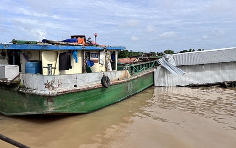 Tài công say rượu lái sà lan tông bè cá trên sông Hậu