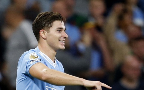 Alvarez lập công giúp Manchester City khởi đầu toàn thắng