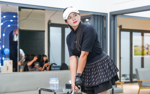 Đánh bại hàng loạt đồng nghiệp nam, golfer người Mông vô địch giải golf 3D