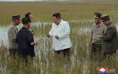 Người dân Triều Tiên xúc động thấy quần lãnh đạo Kim Jong Un lấm lem bùn đất