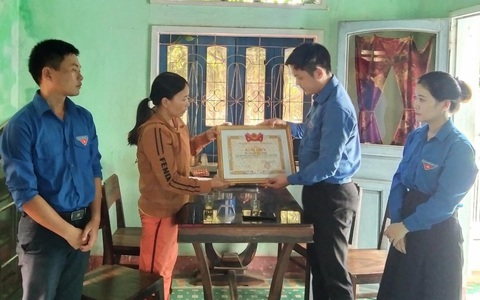 Truy tặng huy hiệu 'Tuổi trẻ dũng cảm' cho thanh niên quên mình cứu bạn đuối nước