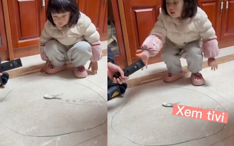 Bé gái sung sướng khi quay vào ô 'xem tivi'