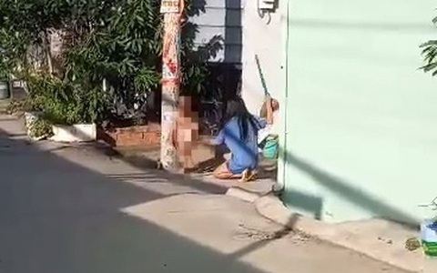 Bé trai 8 tuổi bị một phụ nữ trói vào cột điện đánh bằng chổi