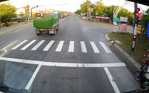 Tài xế xe tải 'chạy vào ô mất tiền' vì vượt đèn đỏ