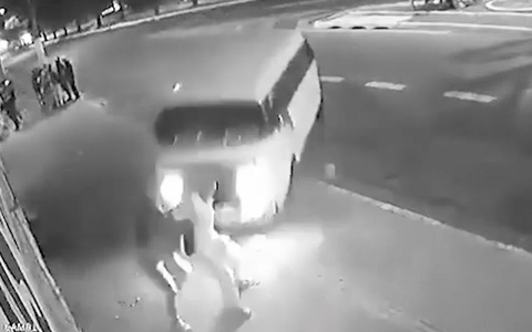 Camera ghi cảnh xe tải mất lái tông chết thai phụ 18 tuổi đang đi bộ trên vỉa hè