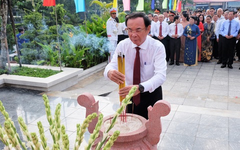 Đoàn đại biểu TP.HCM dâng hương tưởng nhớ 5 nguyên lãnh đạo Đảng tại huyện Hóc Môn