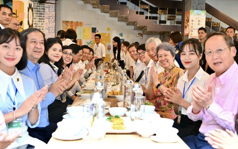 Thủ tướng Phạm Minh Chính và Thủ tướng Lý Hiển Long ăn trưa với sinh viên
