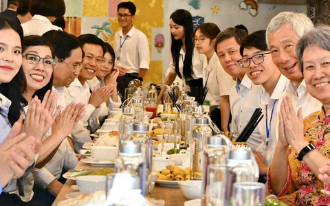 Thủ tướng Phạm Minh Chính và Thủ tướng Lý Hiển Long ăn trưa với sinh viên Đại học Quốc gia Hà Nội