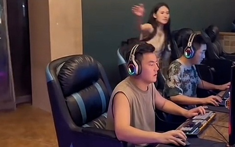 Cô gái cuống cuồng xin lỗi vì đánh nhầm người khi tìm chồng mê game