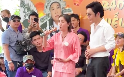 Con gái Vũ Linh hát trong lễ tưởng niệm ba nhân lễ Vu Lan