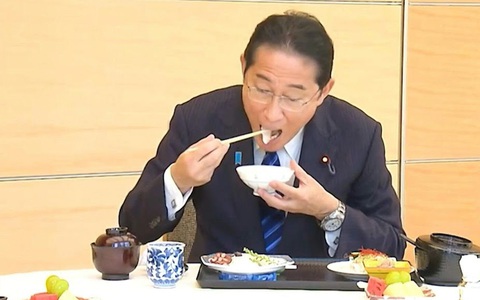 Công bố video Thủ tướng Nhật ăn cá ‘giải oan’ cho Fukushima