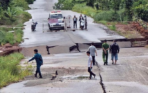 Mưa lớn kéo dài, Lâm Đồng tiếp tục di dời dân
