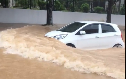 Ô tô 'bơi' trên đường phố Thái Nguyên