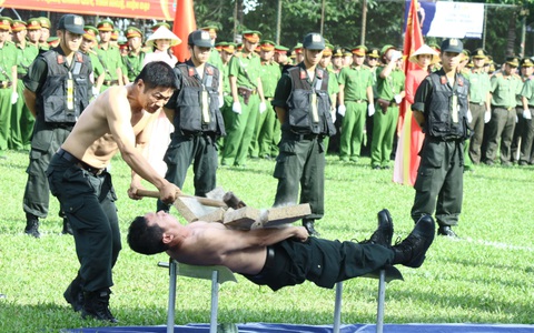 Xem Công an TP.HCM múa côn, biểu diễn võ thuật