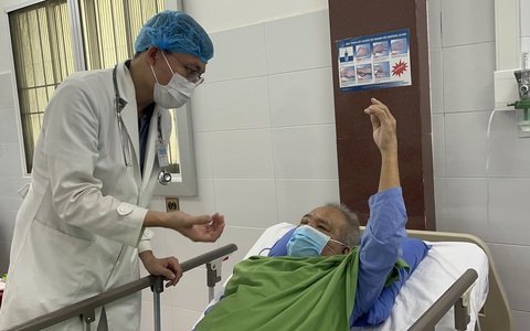 Cứu người vừa bị nhồi máu cơ tim vừa bị đột quỵ não