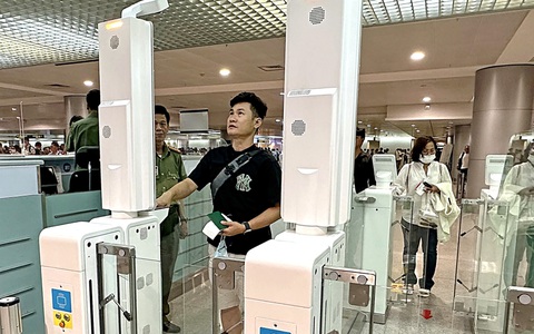 Sân bay sắp bỏ quầy check-in từng hãng, khách thấy quầy nào vắng thì vào