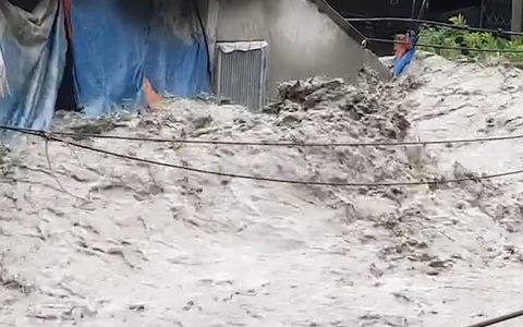 Vỡ cống thoát nước tràn hồ thải, nước đen kịt tràn qua nhà dân