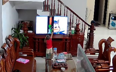 Bé trai cầm súng nhựa bắn chú chó trong tivi vỡ màn hình