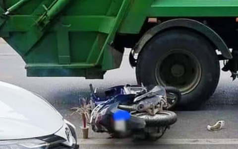 Tài xế ô tô mở cửa bất cẩn, thai phụ ngã ra đường thiệt mạng dưới bánh xe rác