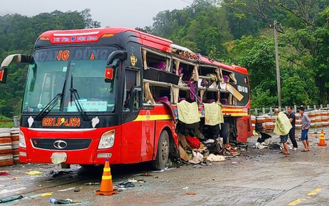 Xe tải va chạm xe khách trên đèo Lò Xo, 1 người chết, 4 người bị thương