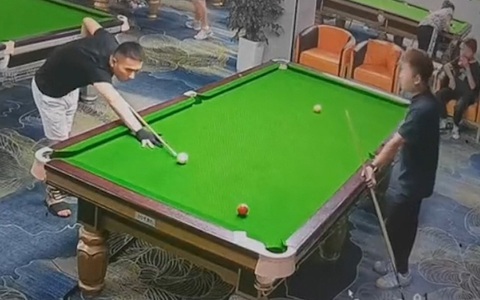 Chàng trai cười khoái chí khi gặp cơ thủ đen đủi