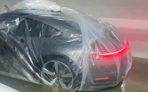 Bật cười với ‘kỹ thuật độc lạ’ bảo vệ ô tô mùa mưa bão