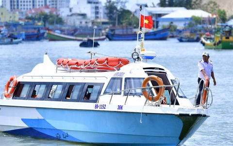 Ca nô chở miễn phí dân đảo Cù Lao Xanh ở Quy Nhơn ra vào đất liền