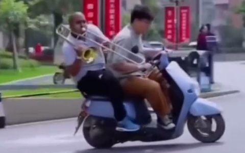 Pô xe phân khối lớn 'chạy bằng cơm'